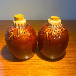 VINTAGE HULL POTTERY Little Brown Jug Salt & Pepper 4", tall brown drip glaze